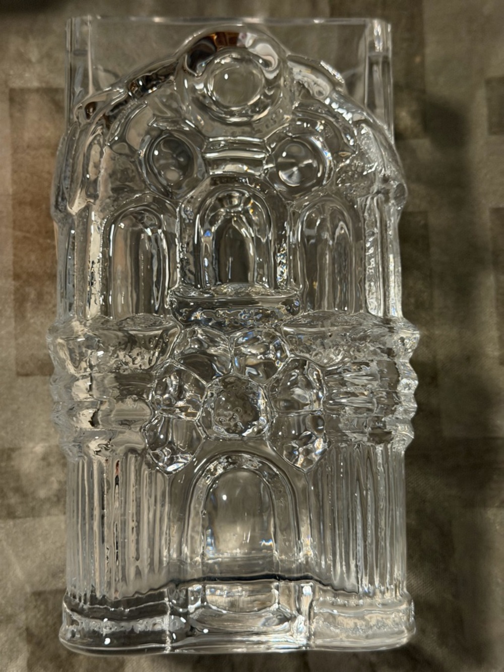 Lars Hellsten Skruf Artist Royal Krona shape of a castle on both sides. Vase